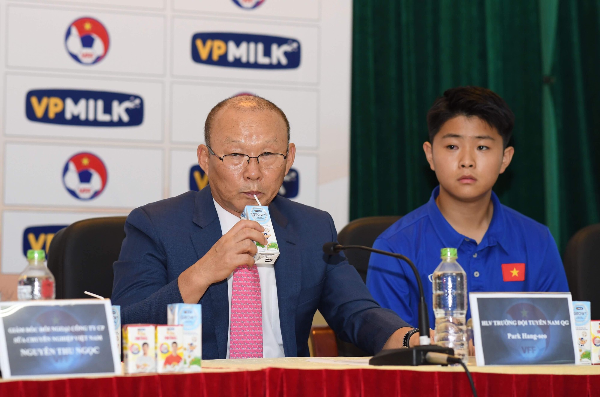 Thầy Park Hang-seo được lãnh đạo VP Milk cổ vũ bằng thư tay
