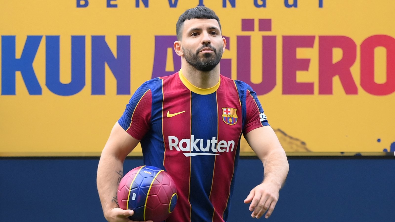 Aguero chính thức khoác áo Barca 