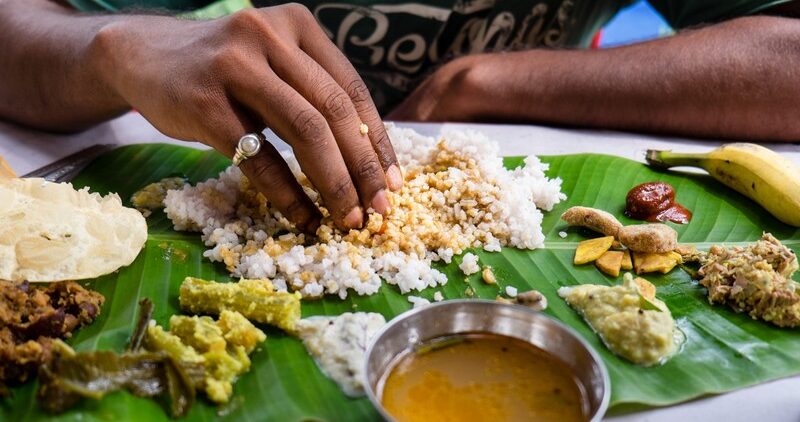  Phần lớn người Ấn Độ khi ăn cơm dùng tay phải bốc ăn.